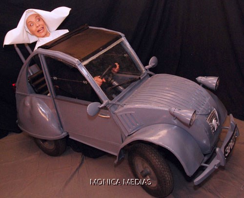 Soeur Clotilde a bord de la 2CV