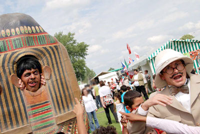 La momie montre son visage par le trou du sarcophage