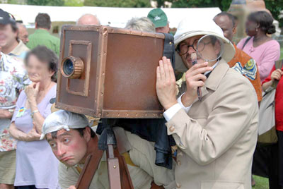 L'explorateur muni de sa loupe et son photographe cherchent de nouvelles preuves 