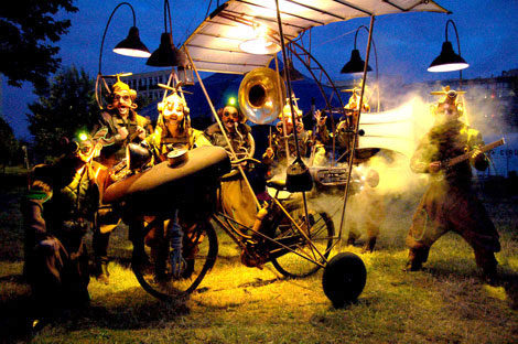 Les fous volants avec leurs machines lumineuses vont faire un spectacle de nuit a l'exterieur