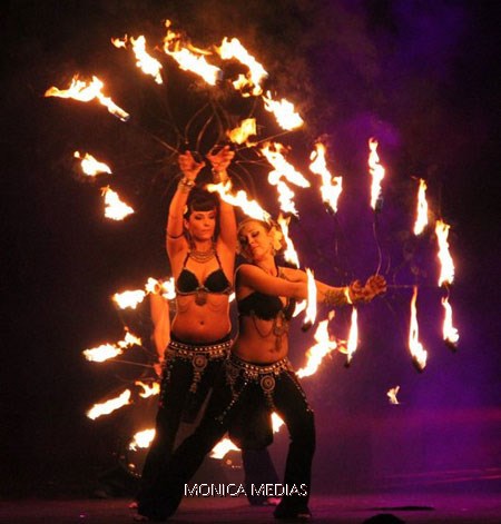 Duo de jongleuses dansant sous les flames