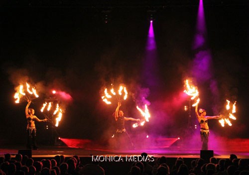 Un trio de jongleurs-cracheurs de feu fait voltiger les flammes