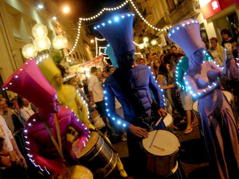 Les membres de la batucada s'illuminent a la tombee de la nuit