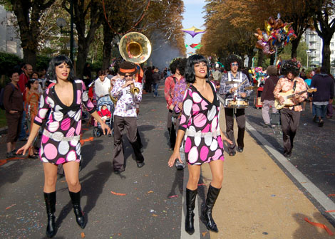 Les musiciens et les danseuses du groupe disco bang deambulent energiquement dans la rue