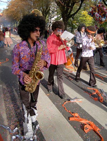 Les cuivres et les percussions au rythme des annees disco mettent le feu dans le rue