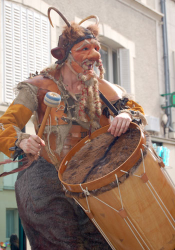Cet echassier musicien joue du tambour lors du spectacle deambulatoire
