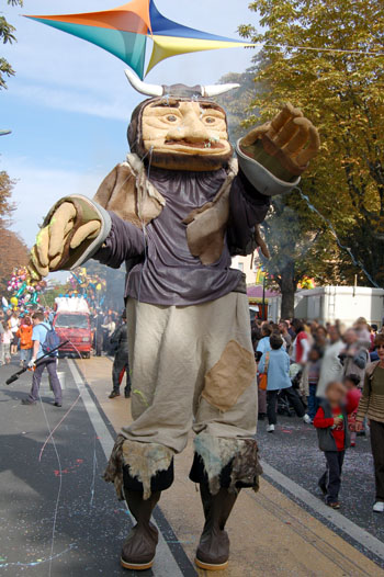 Cette creature geante des forets deambule en plein centre ville pour une parade estivale