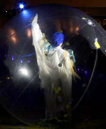 Cet artiste en bulle illumine un spectacle de nuit