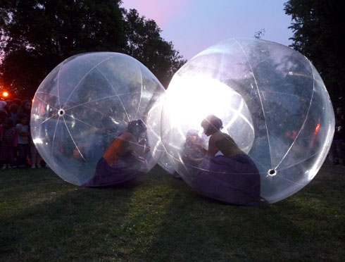 Les trois danseuses sont acroupies dans leur bulle de nuit