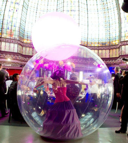 Une danseuse apporte une douce distraction dans sa bulle pendant un repas