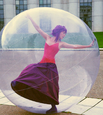 La dansense en bulle s'éveille doucement et poetiquement 
