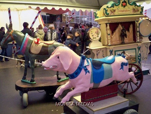 Le Carrousel libere compose d'un cochon, d'un cheval et d'un limonaire