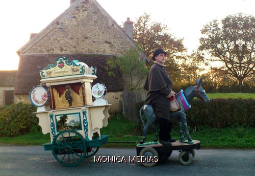 Le cheval du Carrousel libere avec son cavalier tire le limonaire