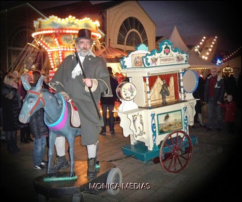 Le Carrousel libere avec un vieux cavalier tirant le limonaire