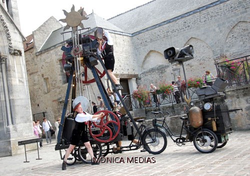 Vieille mecanique et beaucoup de bulles devant le parvis d'une eglise