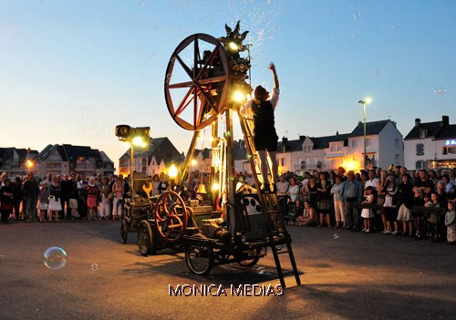 Vieille mecanique et beaucoup de bulles devant une foule eblouie