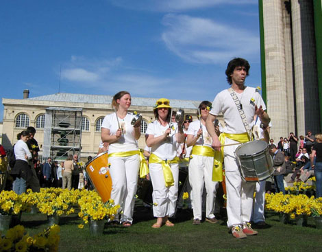 Quatre musiciens jouent et bougent pour une batucada bresilienne lors d'une animation estivale