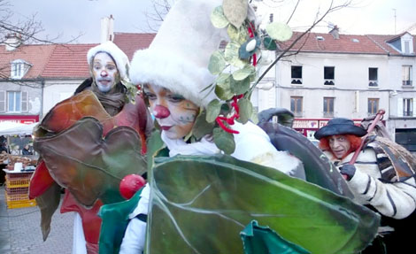 Les lutins de noel accompagnent le pere fouettard pour donner des petits cadeaux aux enfants sages