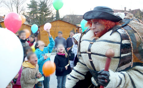 Les enfants font la fete au pere fouettard qui decroche un sourire dans toute cette bonne humeur