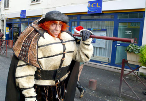 Le comedien pere fouettard deambule dans la rue au moment de la saint nicolas