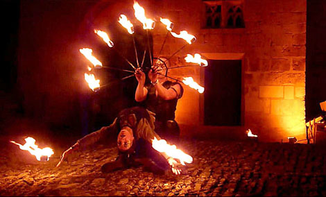 Deux artistes avec des torches enflammees