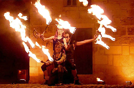 Les trois artistes tiennent a bout de bras des torches de feu