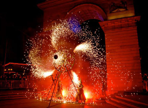 Le theatre d'artifices dans la ville de lumieres sous l'arc de triomphe