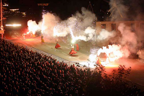 Le theatre d'artifices dans la ville de lumieres face a un public conquis