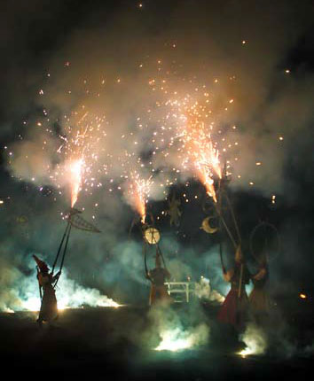 Le theatre d'artifices dans la ville de lumieres anime par trois torches