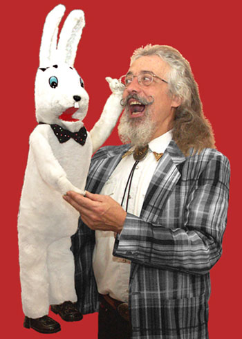 Ce ventriloque marionnette et son grand lapin blanc forment un binome d'humoristes pour vos animations