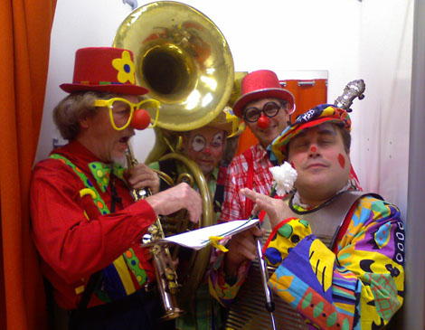 Ces clowns musiciens avec leurs costumes et leurs instruments avant une representation