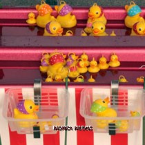 Les petits canards du stand forain sont prets a etre peches pendant la kermesse