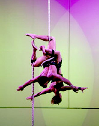 Les deux danseurs sont enroules autour de la corde lisse tetes en bas pour une soiree dediee au arts du cirque