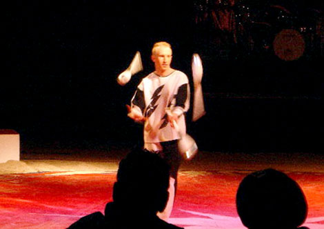 Nicolas jongle avec plusieurs massues dans le cadre de son spectacle de jonglerie de cirque