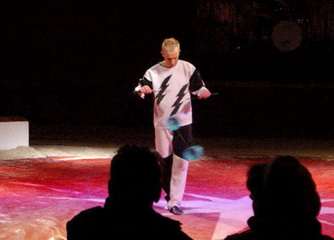 Le jongleur renouvelle son numero de diabolo qui remporte a chaque fois une foule d'applaudissements 