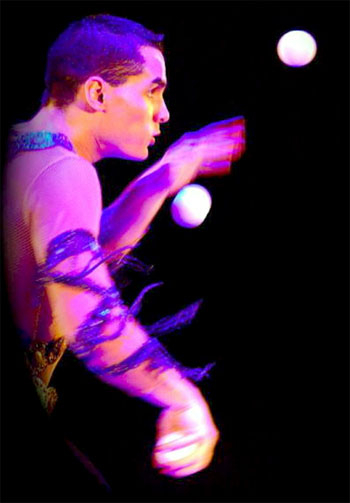 L'artiste de cirque de profil jongle avec des balles de maniere poetique