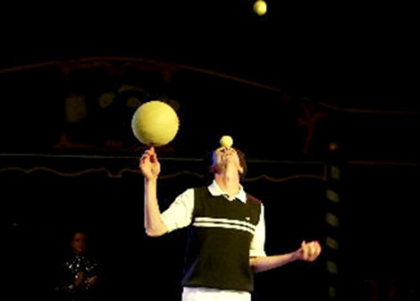Ce jongleur professionnel est un as pour faire rouler des balles de toute taille sur tout son corps