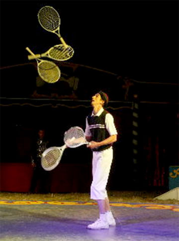 Cet artiste de cirque jongle avec cinq raquettes de tennis a la fois