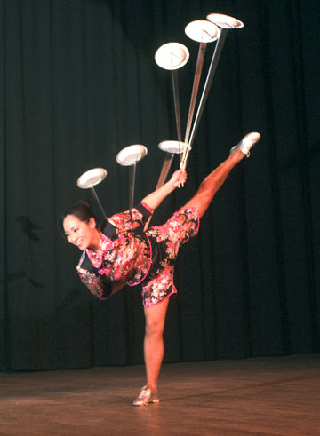 Acrobate chinoise d'assiettes tournantes