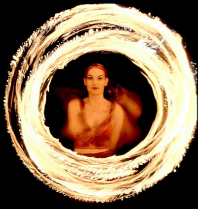 Une artiste realise un cercle de feu avec une torche enflammee pour un spectacle plein de chaleur
