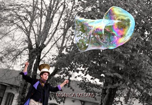 Le magicien vient de souffler une bulle geante multicolore