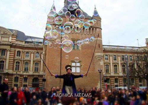 Le magicien a bulles geantes realise des centaines de bulles presque similaires sur la place de la mairie