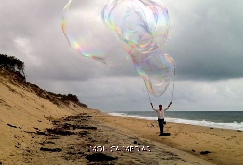 Le magicien a bulles geantes sur la plage laisse exploser sa creativite