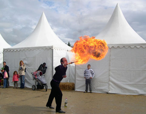 Le cracheur de feu rajoute a sa maniere de la chaleur au spectacle