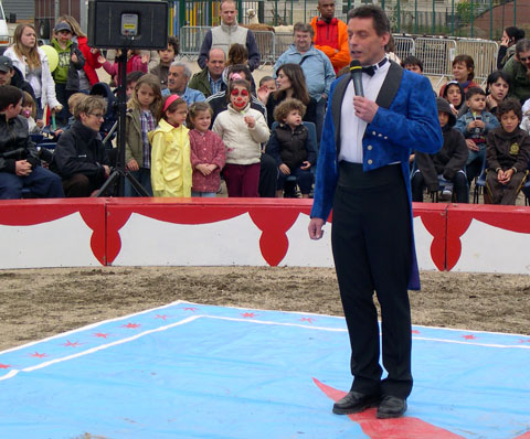 Le presentateur annonce la suite de la programmation artistique sur la piste du cirque