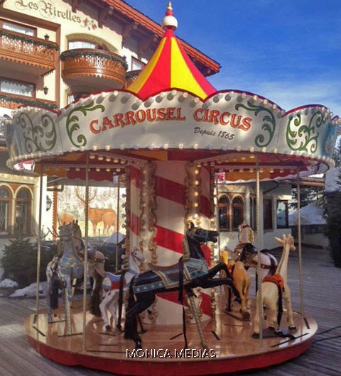 Le manege carrousel du cirque de jour au coeur de la ville