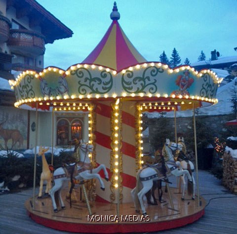 Le manege carrousel du cirque et ses lumieres