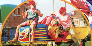 Char de carnaval sonorise avec clowns