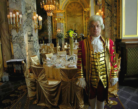 Le grand annonceur royal ici en tenue d'aristocrate acceuille les invites pour un diner tres prestigieux