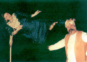 Shankara baba le fakir en compagnie de sa partenaire de scene presente un spectacle de levitation 